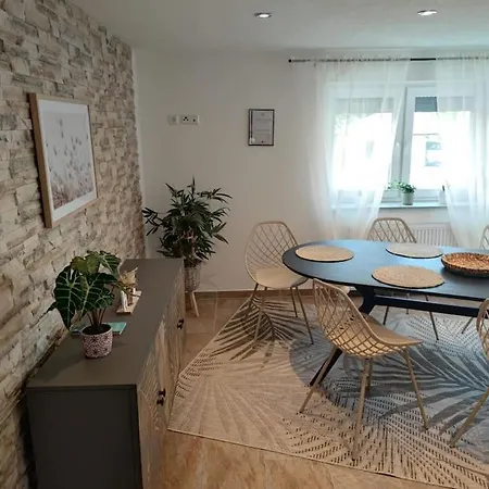 -stadthaus Ida- Mit Grosser Dachterasse, Am Schlosspark, Luftkurort Kisslegg, Boxspringbetten, Kaffeevollautomat, Smarttv, Familienfreundlich, Grosszuegig, Zentral Tatil Evi