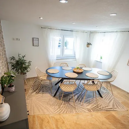 -stadthaus Ida- Mit Grosser Dachterasse, Am Schlosspark, Luftkurort Kisslegg, Boxspringbetten, Kaffeevollautomat, Smarttv, Familienfreundlich, Grosszuegig, Zentral * Kißlegg