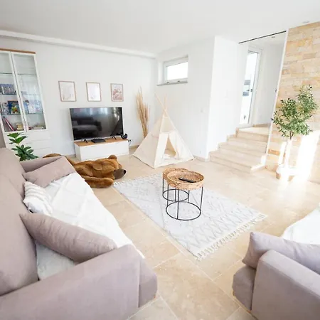 Holiday home -stadthaus Ida- Mit Grosser Dachterasse, Am Schlosspark, Luftkurort Kisslegg, Boxspringbetten, Kaffeevollautomat, Smarttv, Familienfreundlich, Grosszuegig, Zentral Kisslegg