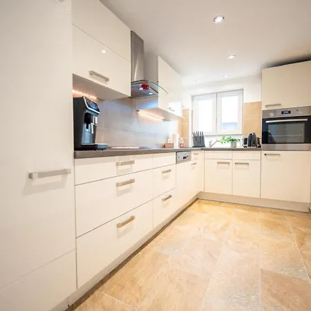 Holiday home -stadthaus Ida- Mit Grosser Dachterasse, Am Schlosspark, Luftkurort Kisslegg, Boxspringbetten, Kaffeevollautomat, Smarttv, Familienfreundlich, Grosszuegig, Zentral Kisslegg