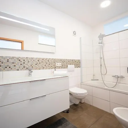 Holiday home -stadthaus Ida- Mit Grosser Dachterasse, Am Schlosspark, Luftkurort Kisslegg, Boxspringbetten, Kaffeevollautomat, Smarttv, Familienfreundlich, Grosszuegig, Zentral Kisslegg
